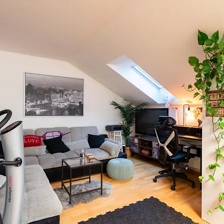 דירה Quiet With Free Parking & Balcony פראג
