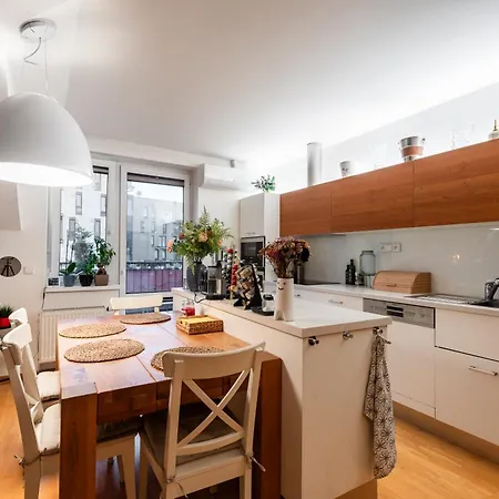 Quiet With Free Parking & Balcony דירה