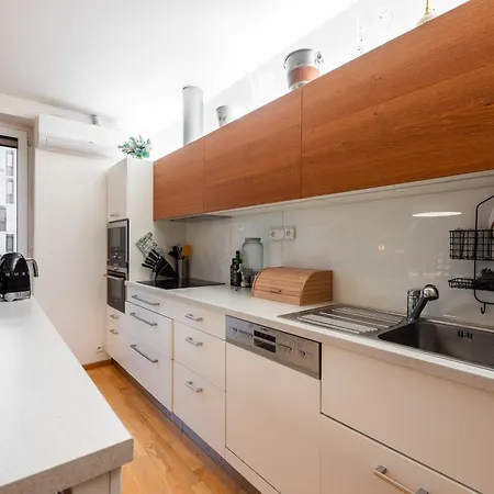 Quiet With Free Parking & Balcony Πράγα