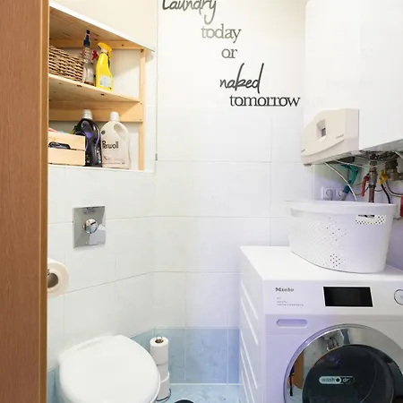 Quiet With Free Parking & Balcony *
