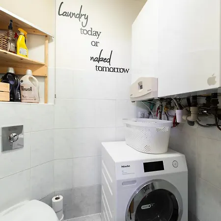 Quiet With Free Parking & Balcony Apartmán *