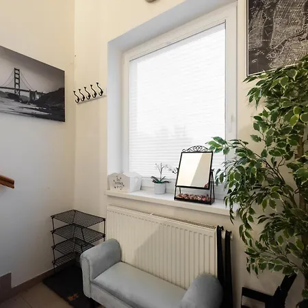 Quiet With Free Parking & Balcony 아파트