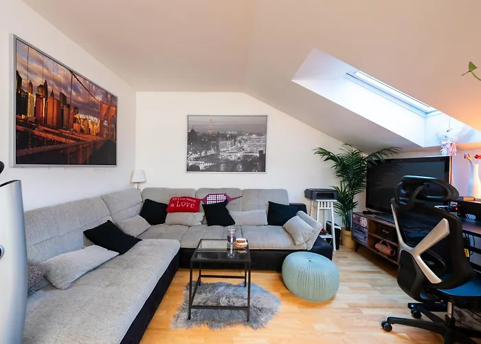 Quiet With Free Parking & Balcony Apartment