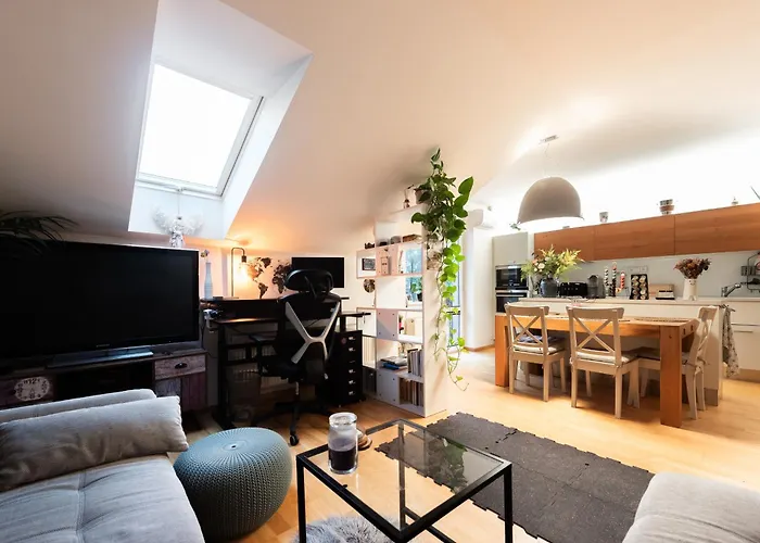 Quiet With Free Parking & Balcony Apartment Prag